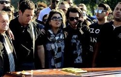 eyshila-e-familia-no-enterro-do-seu-filho